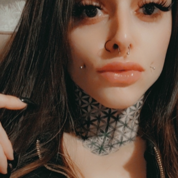 Meet your Posher, Laura - Picture 2 of 2